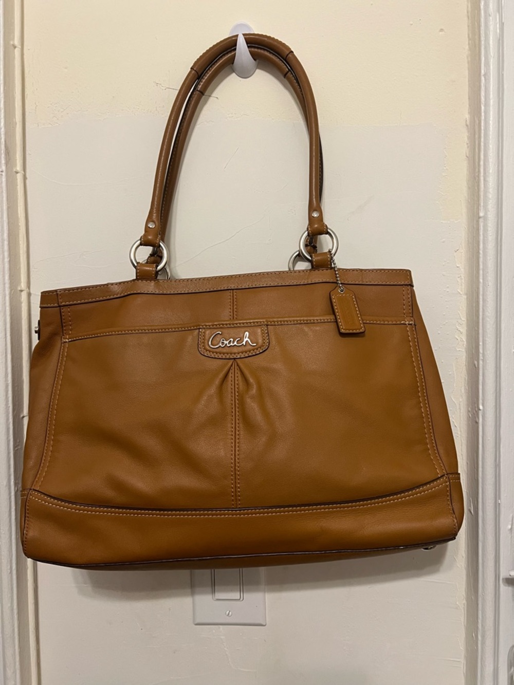 Stunning Authentic Coach Park Leather Carryall Handbag (Style F19728)